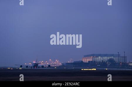 02 febbraio 2021, Sassonia, Schkeuditz: Un Boeing 747-8F gestito da taxi AirBridgeCargo per la pista all'aeroporto di Lipsia/Halle la mattina. L'aeroporto continua a diventare uno dei più importanti centri di trasporto aereo in Europa. Anche se il volume dei passeggeri è diminuito, soprattutto a causa della pandemia di Corona, il volume di merci è aumentato in modo significativo: Nel 2020, è aumentato del 11.7%, raggiungendo appena meno di 1.4 milioni di tonnellate. Solo a dicembre, il trasporto aereo è aumentato del 35%. Grazie a una speciale certificazione, i prodotti farmaceutici sensibili possono essere trattati anche in aeroporto, che potrebbe quindi essere Foto Stock