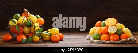 mescolare la frutta fresca in un cestino su un tavolo di legno Foto Stock