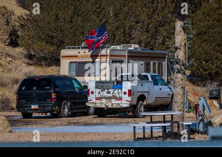 Mt Carmel, Utah, Stati Uniti- 01312021: Un camper ha messo una bandiera confederata di Blended Gadsden USA, bandiera tripla minaccia sul suo RV vicino al Parco Nazionale di Zion. ' Foto Stock