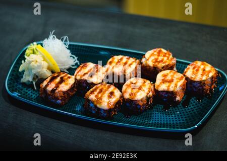 Varietà di sushi maki e nigiri con salmone, gamberi, avocado e tonno in un ristorante di sushi Foto Stock