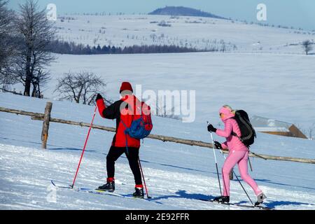 Erzgebirge persone coppia sci di fondo in inverno montagne ceco Germania confine Ore Montagne Foto Stock