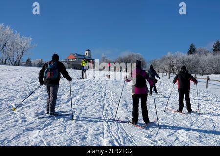 Erzgebirge inverno Monti ore Komari Vizka (Muckeberg) Sci di fondo persone Foto Stock