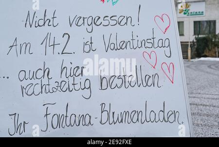 02 febbraio 2021, Brandeburgo, Manschnow: Presso la Fontana Gartenbau GmbH c'è un cartello con l'iscrizione 'non dimenticare! Il 14.02. È San Valentino . anche ordinare qui in tempo. Il tuo negozio di fiori Fontana'. Con i saluti dei fiori per San Valentino il 14 febbraio, le aziende orticole e i negozi di fiori difficilmente fare affari quest'anno, anche a Brandeburgo. "Vogliamo che possiamo lavorare di nuovo normalmente dopo febbraio 15 e portare le nostre merci al cliente", ha affermato K.Henschel, presidente dell'Associazione orticola Berlino-Brandeburgo. Foto: Patrick Pleul/dpa-Zentralbild/dpa Foto Stock