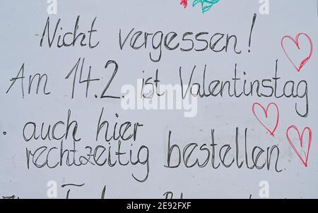 02 febbraio 2021, Brandeburgo, Manschnow: Presso la Fontana Gartenbau GmbH c'è un cartello con l'iscrizione 'non dimenticare! Il 14.02. È San Valentino . anche ordinare qui in tempo. Il tuo negozio di fiori Fontana'. Con i saluti dei fiori per San Valentino il 14 febbraio, le aziende orticole e i negozi di fiori difficilmente fare affari quest'anno, anche a Brandeburgo. "Vogliamo che possiamo lavorare di nuovo normalmente dopo febbraio 15 e portare le nostre merci al cliente", ha affermato K.Henschel, presidente dell'Associazione orticola Berlino-Brandeburgo. Foto: Patrick Pleul/dpa-Zentralbild/dpa Foto Stock