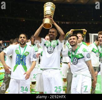 Berlino, Germania. Firo Fuvuball, Football, 30 maggio 2015 FIR Pokal Final, Stagione 2014/2015 BVB Borussia Dortmund - VFL Wolfsburg 1: 3 Coppa Vincitore Giubileo Naldo Trophv§e | Use Worldwide Credit: dpa/Alamy Live News 2015 Foto Stock