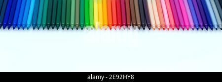 Banner con set di penne colorate in feltro su sfondo bianco. Direttamente sopra View. Disposizione piatta. Spazio per il testo Foto Stock