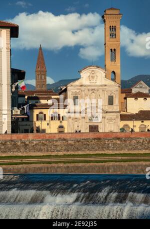 Firenze, Italia - 2020 gennaio 18: La chiesa di San Salvatore Ognissanti, Firenze. Fiume Arno in primo piano. Foto Stock