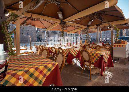 Firenze, Italia - 2020 gennaio 18: Tavolo in Piazza Signoria. Nessun cliente al ristorante durante il blocco pandemico Covid-19. Foto Stock