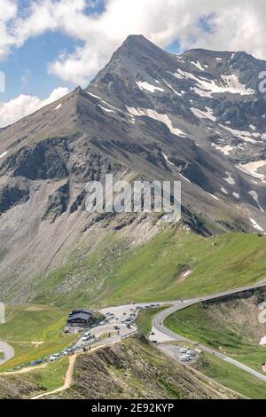 Strada a serpentina fino a Edelweissspitze con vista sul monte Grossglockner In Austria estate Foto Stock