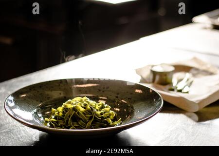 Bistecca di bue alla griglia e fiammato con tagliatelle di erbe verdi una purea di pomodoro in un ristorante Foto Stock