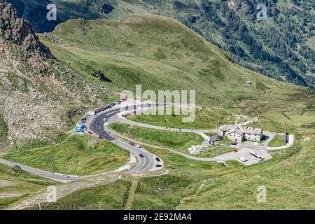 Il parcheggio del posto di riposo sulla strada alpina Taxenbacher Fusch su Grossglockner montagna in Austria Foto Stock