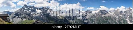 Vista panoramica della catena montuosa degli alti Tauri nel punto panoramico di Grossglockner Edelweissspitze in Austria Foto Stock