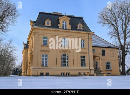 Altranft, Germania. 01 Feb 2021. La neve si trova nel parco presso la casa padronale barocca di Altranft vicino a Bad Freienwalde. L'edificio ospita il 'Museo Altranft - laboratorio di Cultura Rurale'. Credit: Patrick Pleul/dpa-Zentralbild/ZB/dpa/Alamy Live News Foto Stock