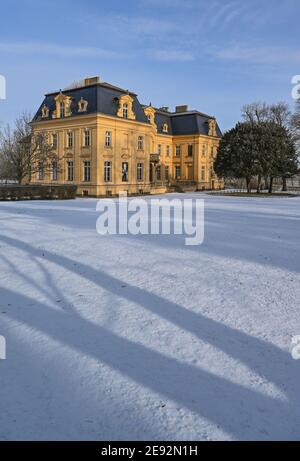 Altranft, Germania. 01 Feb 2021. La neve si trova nel parco presso la casa padronale barocca di Altranft vicino a Bad Freienwalde. L'edificio ospita il 'Museo Altranft - laboratorio di Cultura Rurale'. Credit: Patrick Pleul/dpa-Zentralbild/ZB/dpa/Alamy Live News Foto Stock