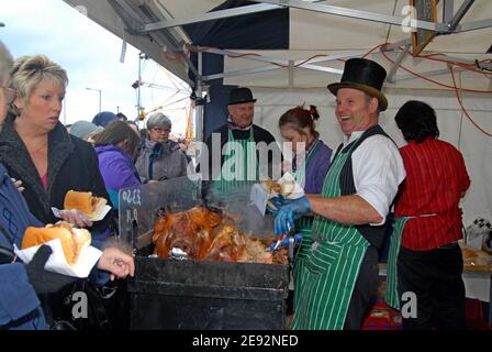 Un macellaio serve arrosto di porco ai visitatori al Worcester Victorian Christmas Market, dicembre 2007 Foto Stock