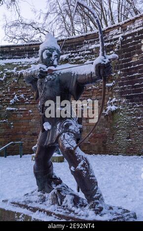 Robin Hood Statua coperta di neve, Nottingham City Nottinghamshire Inghilterra Regno Unito Foto Stock