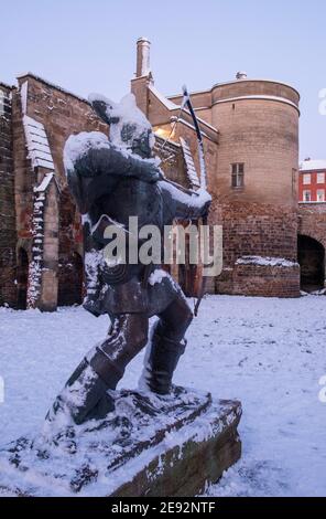 Robin Hood Statua coperta di neve, Nottingham City Nottinghamshire Inghilterra Regno Unito Foto Stock