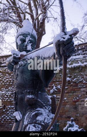 Robin Hood Statua coperta di neve, Nottingham City Nottinghamshire Inghilterra Regno Unito Foto Stock