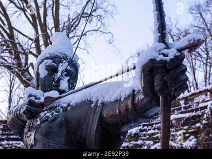 Robin Hood Statua coperta di neve, Nottingham City Nottinghamshire Inghilterra Regno Unito Foto Stock