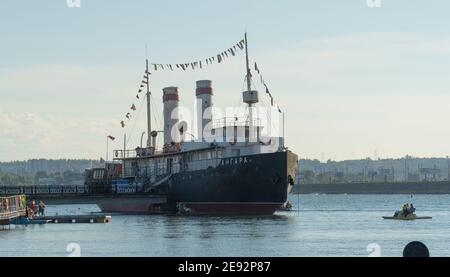 Russia, Irkutsk, 2020 agosto: Angara è un vaporizzatore rompighiaccio della flotta russa e sovietica, attualmente una nave museo Foto Stock
