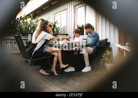 La famiglia mangia il melone d'acqua nel balcone Foto Stock