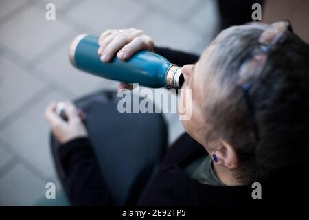 Donna assetata che beve acqua Foto Stock