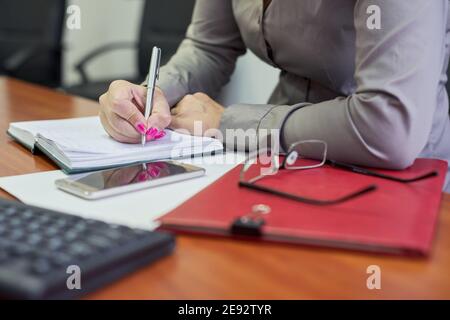 Concetto di business, closeup femminile mani scrittura in business notebook Foto Stock