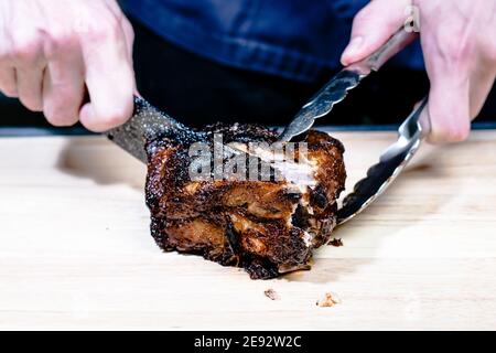 Costolette fritte con salsa di streghe e verdure preparate in un ristorante Foto Stock