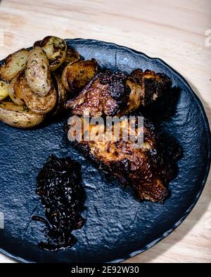 Costolette fritte con salsa di streghe e verdure preparate in un ristorante Foto Stock