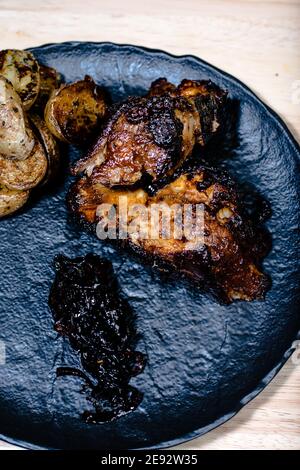 Costolette fritte con salsa di streghe e verdure preparate in un ristorante Foto Stock