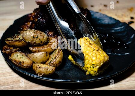 Costolette fritte con salsa di streghe e verdure preparate in un ristorante Foto Stock