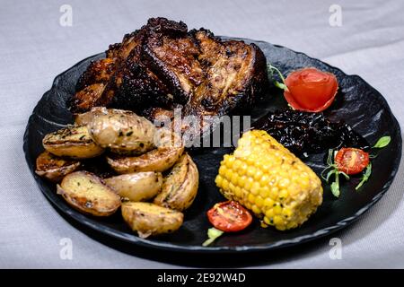 Costolette fritte con salsa di streghe e verdure preparate in un ristorante Foto Stock