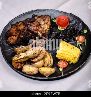 Costolette fritte con salsa di streghe e verdure preparate in un ristorante Foto Stock