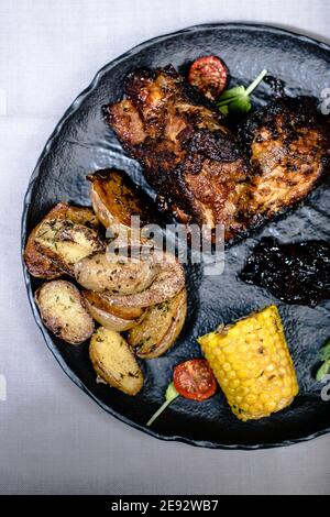 Costolette fritte con salsa di streghe e verdure preparate in un ristorante Foto Stock
