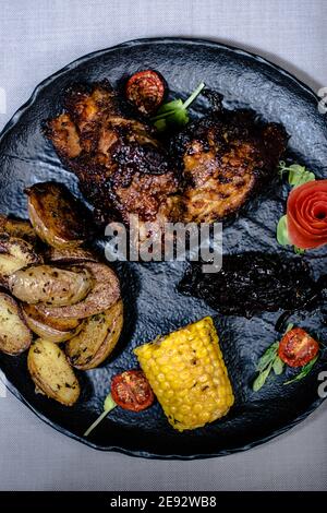 Costolette fritte con salsa di streghe e verdure preparate in un ristorante Foto Stock