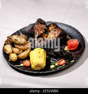 Costolette fritte con salsa di streghe e verdure preparate in un ristorante Foto Stock