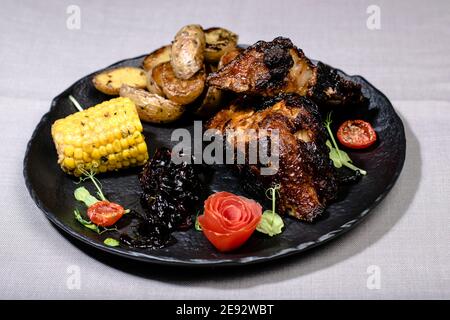 Costolette fritte con salsa di streghe e verdure preparate in un ristorante Foto Stock