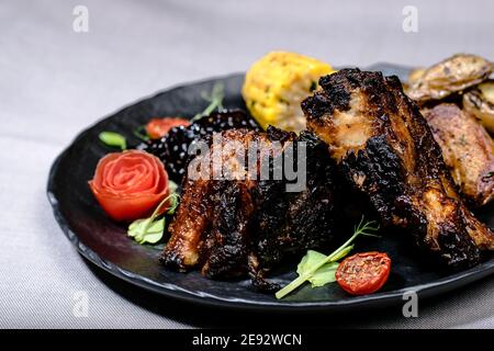 Costolette fritte con salsa di streghe e verdure preparate in un ristorante Foto Stock