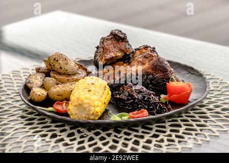 Costolette fritte con salsa di streghe e verdure preparate in un ristorante Foto Stock