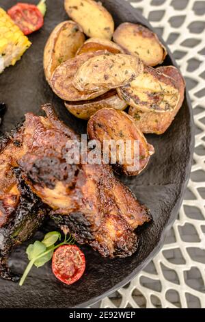 Costolette fritte con salsa di streghe e verdure preparate in un ristorante Foto Stock