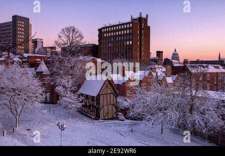 Vista di Castle Road e della città coperta di neve, catturata dalla Terrazza del Castello di Nottingham, Nottingham City Nottinghamshire Inghilterra UK Foto Stock