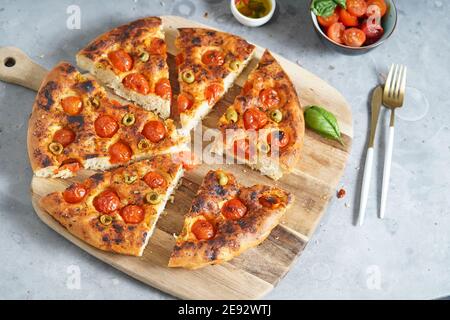 Focaccia è un pane italiano piano cotto al forno simile per stile e consistenza alla pizza; Foto Stock