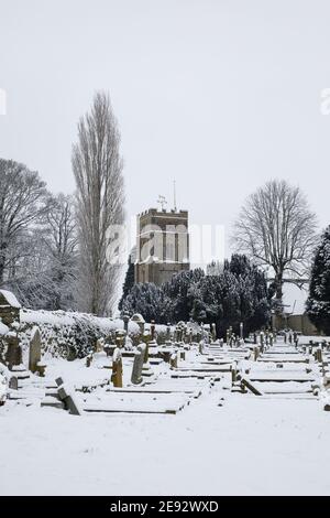 La Chiesa di San Pietro, Brackley, nella neve. Foto Stock