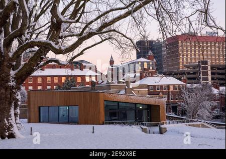 Nottingham Castle Grounds e il nuovo centro visitatori nella neve, Nottingham City Nottinghamshire Inghilterra Regno Unito Foto Stock