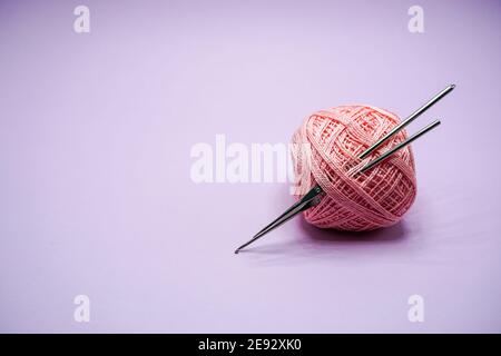 Crochet di disegno del cappello del pincushion e ancillaries di cucito su misura usati da sponde Foto Stock