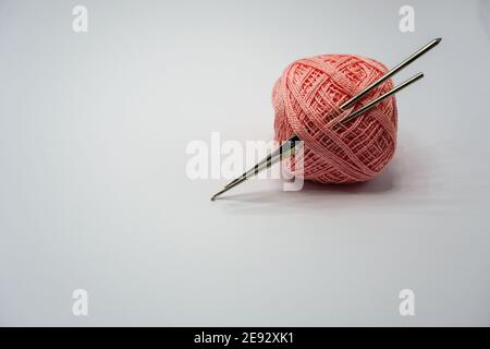 Crochet di disegno del cappello del pincushion e ancillaries di cucito su misura usati da sponde Foto Stock