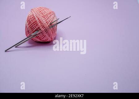 Crochet di disegno del cappello del pincushion e ancillaries di cucito su misura usati da sponde Foto Stock