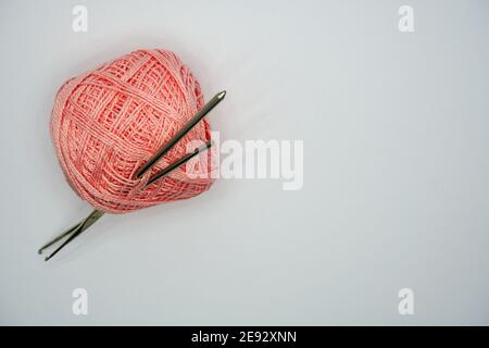 Crochet di disegno del cappello del pincushion e ancillaries di cucito su misura usati da sponde Foto Stock