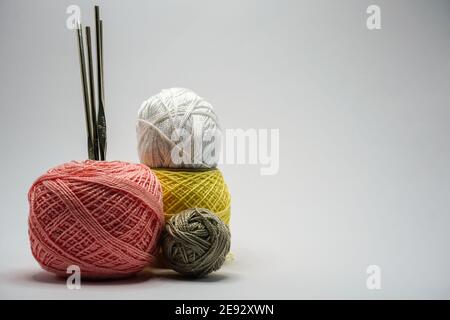 Crochet di disegno del cappello del pincushion e ancillaries di cucito su misura usati da sponde Foto Stock