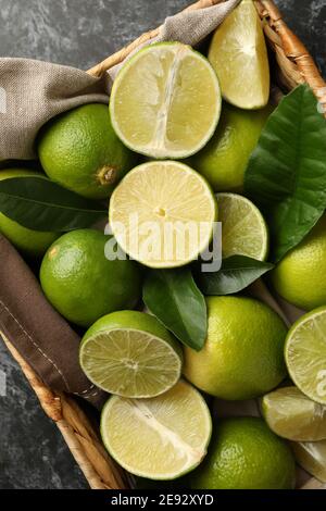 Cestino con lime su sfondo nero fumé, vista dall'alto Foto Stock